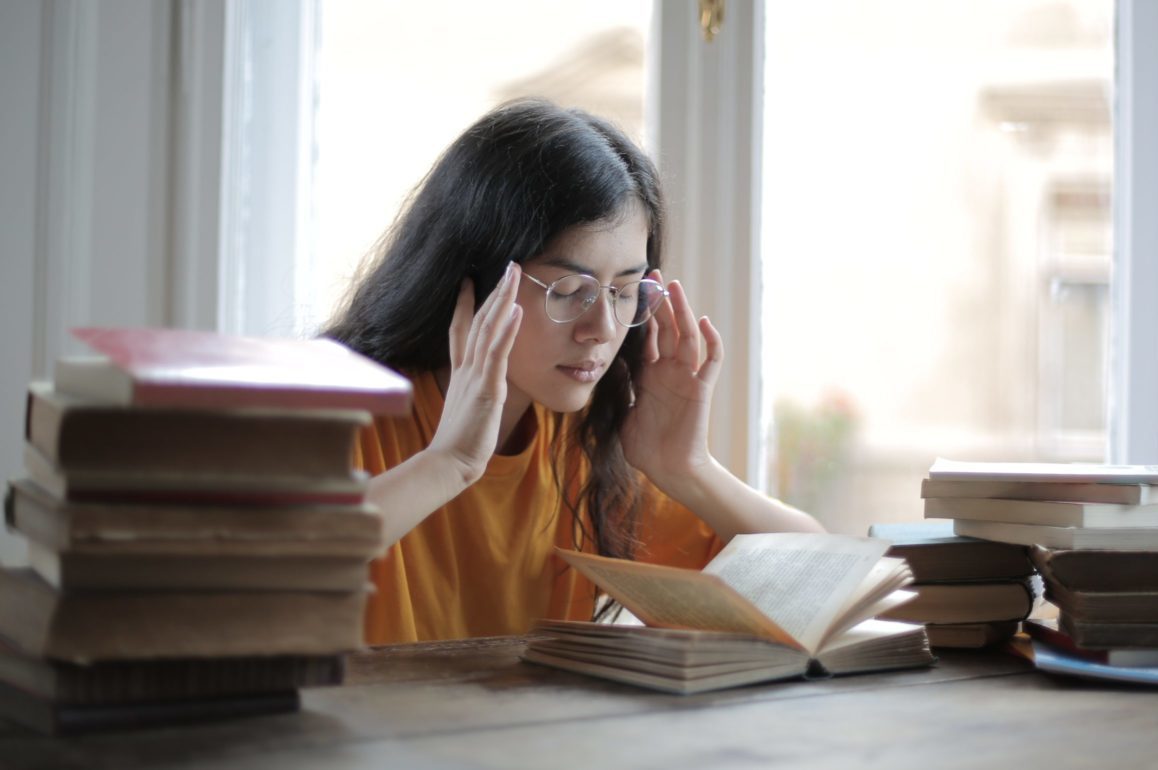 Κοπέλα που διαβάζει, Άγχος εξετάσεων